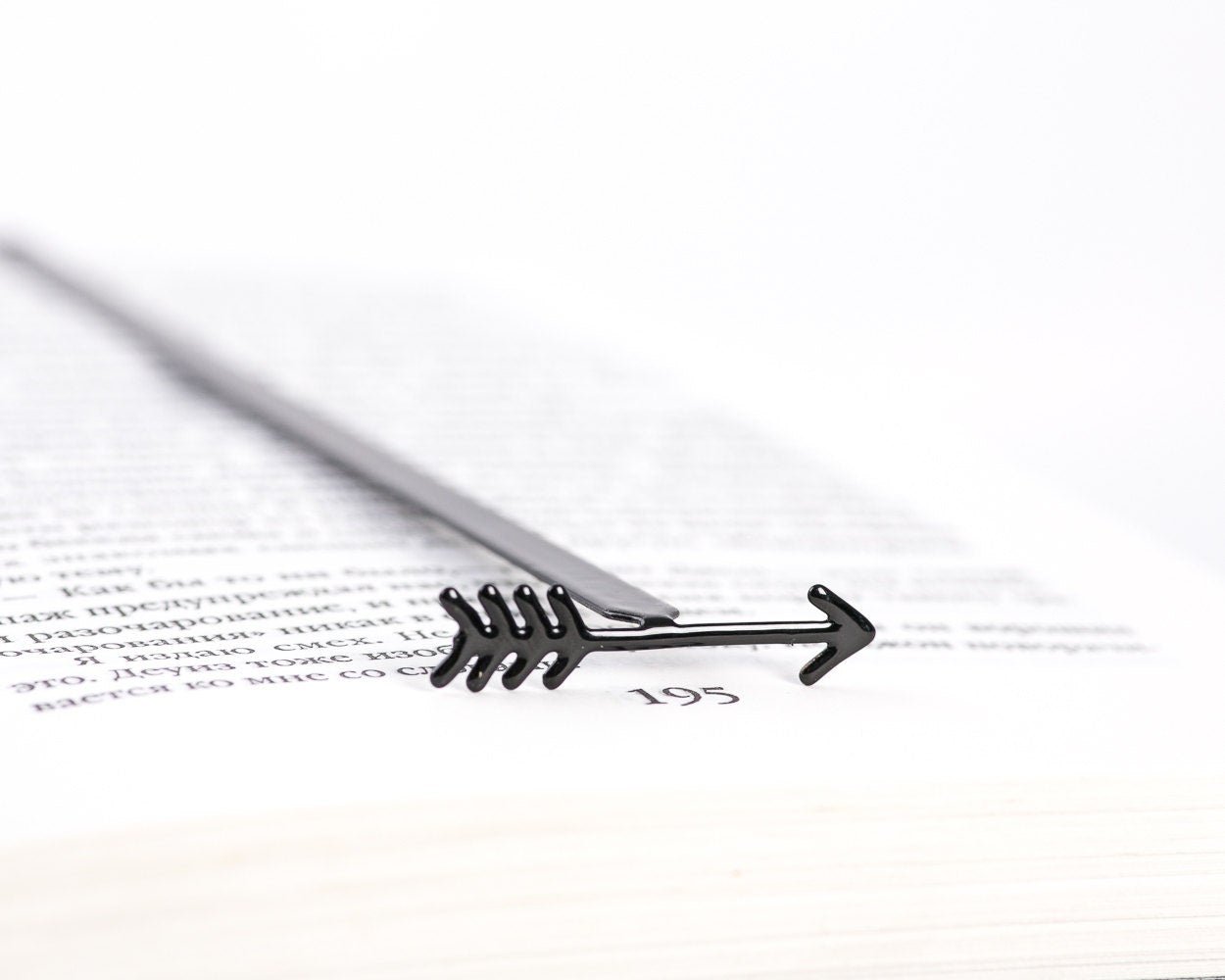 Arrow Bookmark - Sleek and Minimalist Design for Avid Readers and Book Lovers - Atelier Article