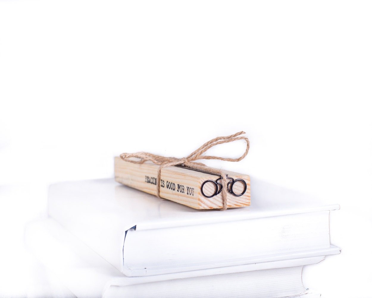 Eyeglasses Pince-Nez Bookmark - Vintage and Elegant Design for Avid Readers and Lovers of Classic Style - Atelier Article