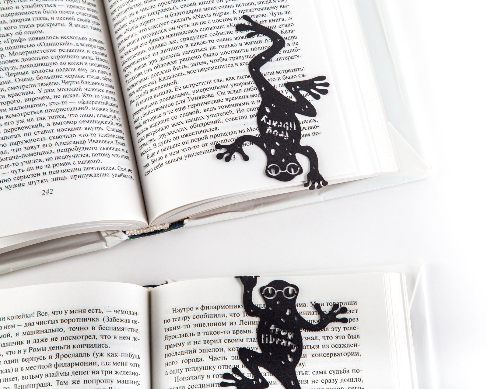 Bookmark "Frog Library". - Atelier Article