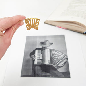 Bookmark "Golden Accordion". - Atelier Article