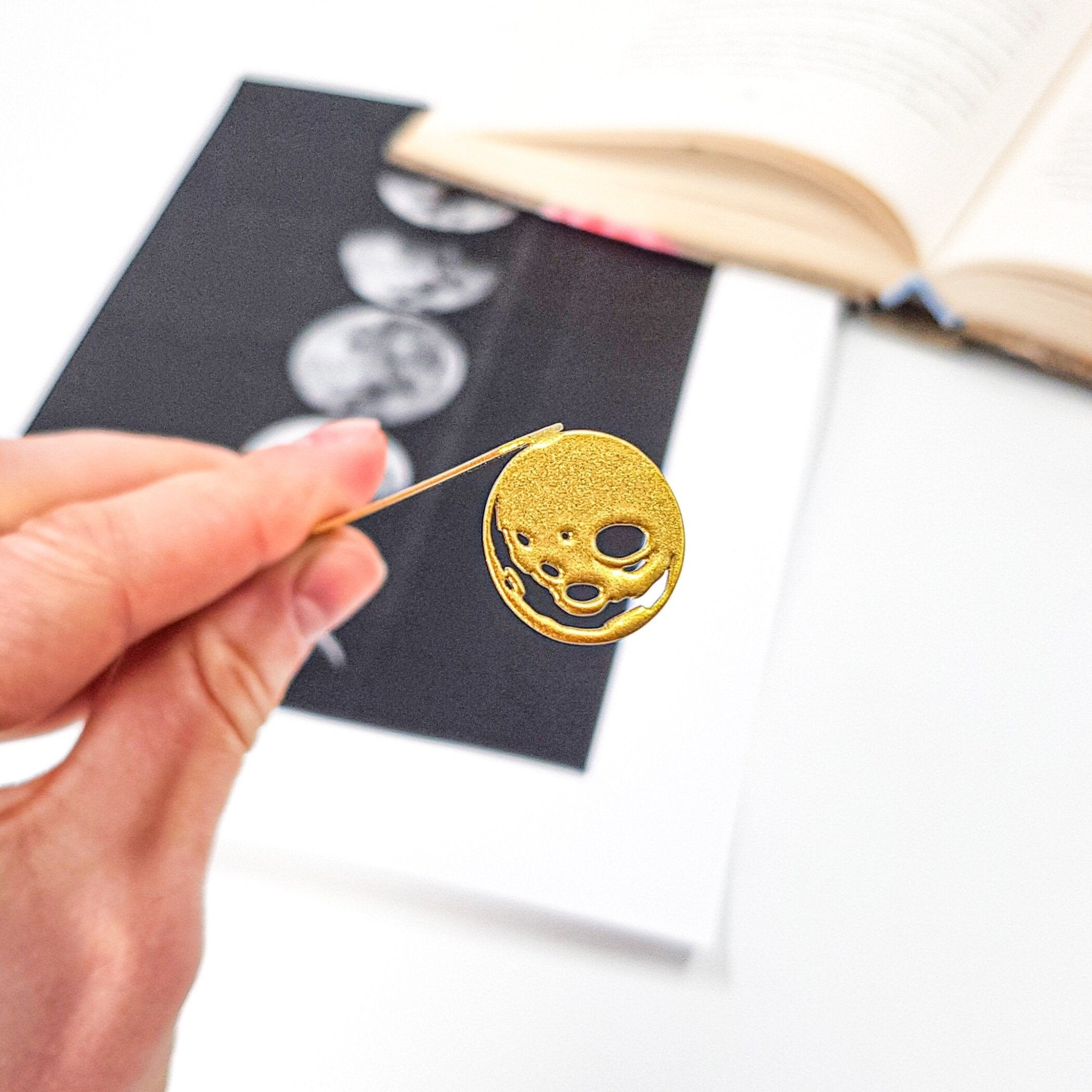 Bookmark "Golden Moon". - Atelier Article