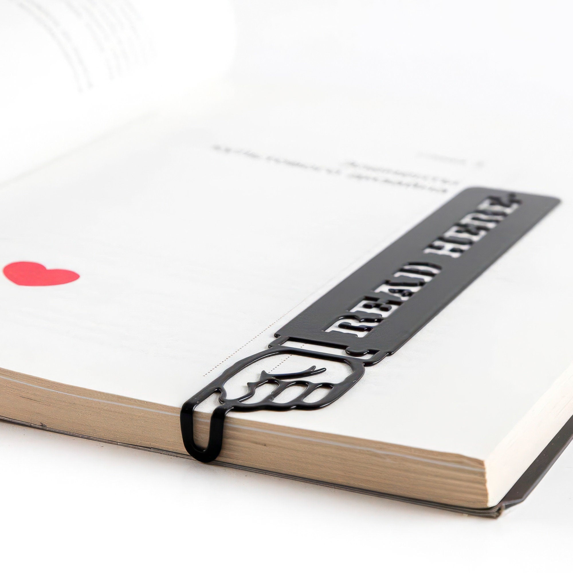 Bookmark "Read Here". - Atelier Article