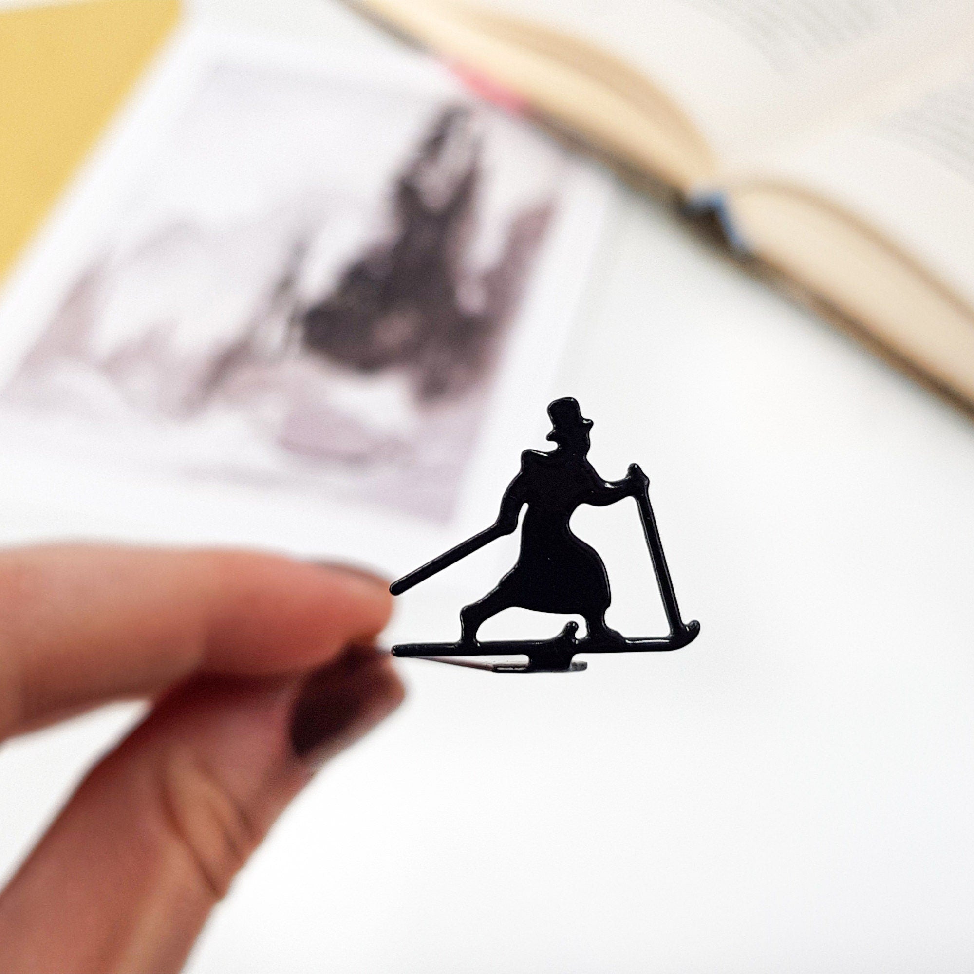 Bookmark "Skier in High Hat". - Atelier Article