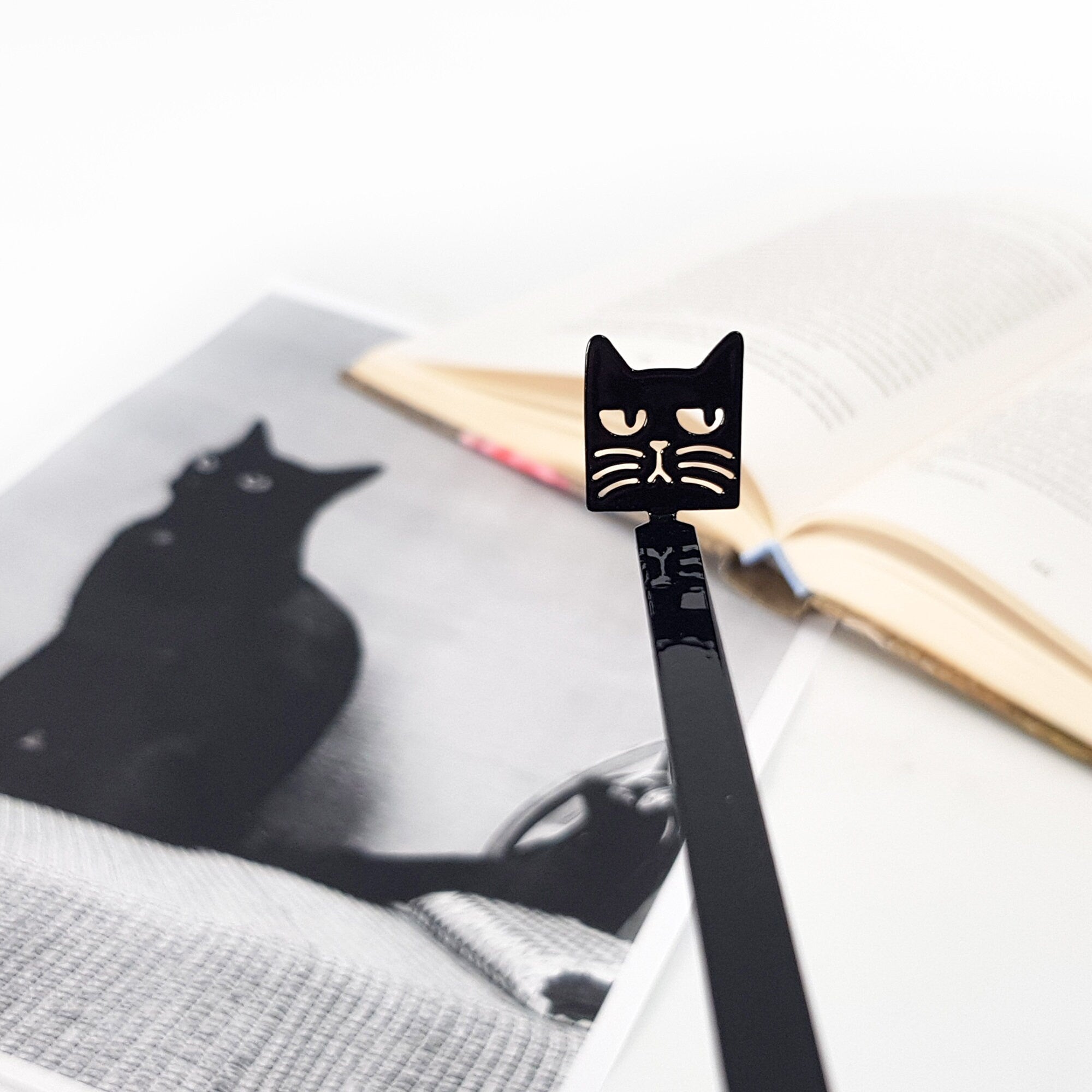 Bookmark "Suspicious Cat". - Atelier Article