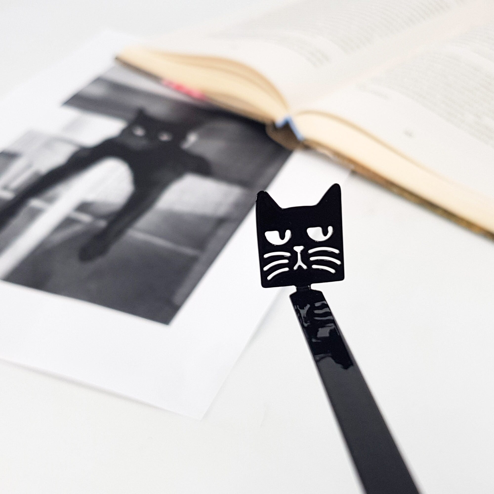 Bookmark "Suspicious Cat". - Atelier Article