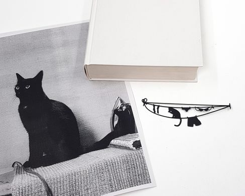 Bookmark Cat sitting on a clothesline, Black