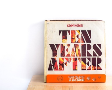 Vinyl record stand support // Music of the 60s inpired // by Atelier Article, Orange