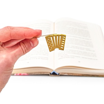 Sturdy metal bookmark Accordion. A flat metal stick stays between the pages of the book. The accordion stays on the side of the book. It is visible even when the book is closed.